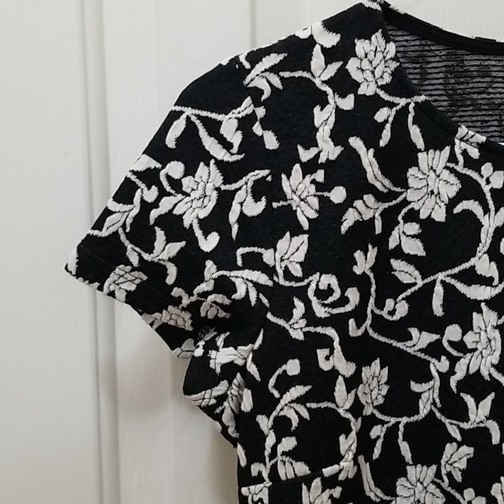 3/$6 Forever 21 black and white shirt sz S - Picture 3 of 6